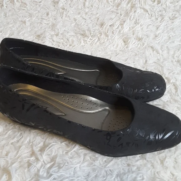 Trotters Lauren embossed textile floral black wedge pump T1110-013 size 10M - Picture 6 of 12